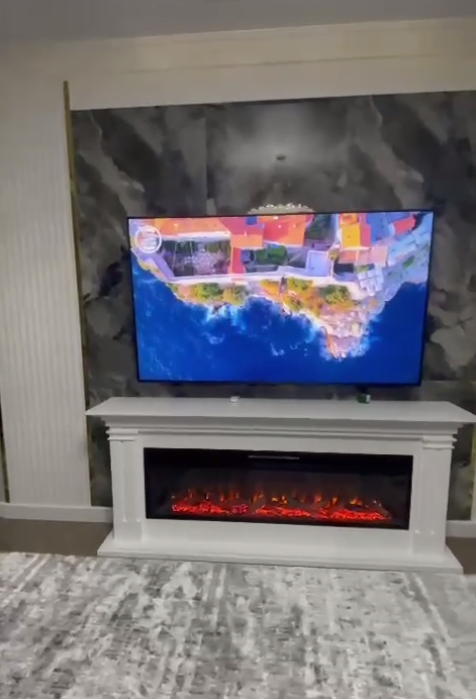 Классика и современность: утонченный электрокамин Royal Flame Lyon с очагом Vision 42 LOG LED для квартиры